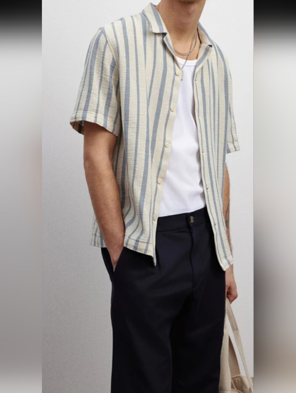 H&M Short-Sleeve Button-Up Shirt - Light Blue & Cream Stripe Size M